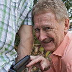 Bob Arno steals wallet